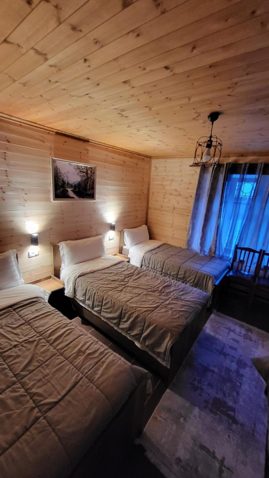 Bujtina Pllumi Theth Bed and Breakfast Værelse billede