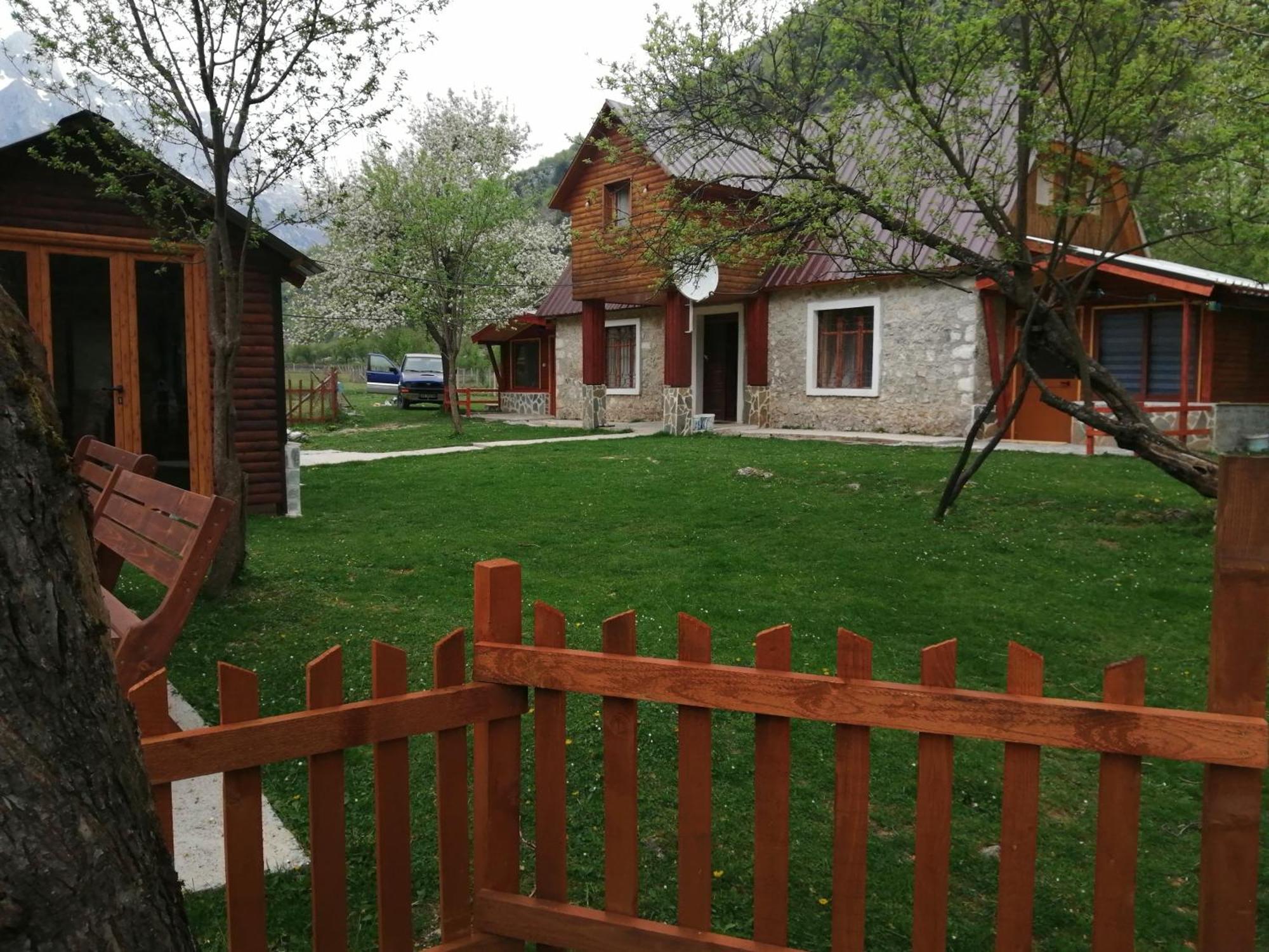 Bujtina Pllumi Theth Bed and Breakfast Eksteriør billede