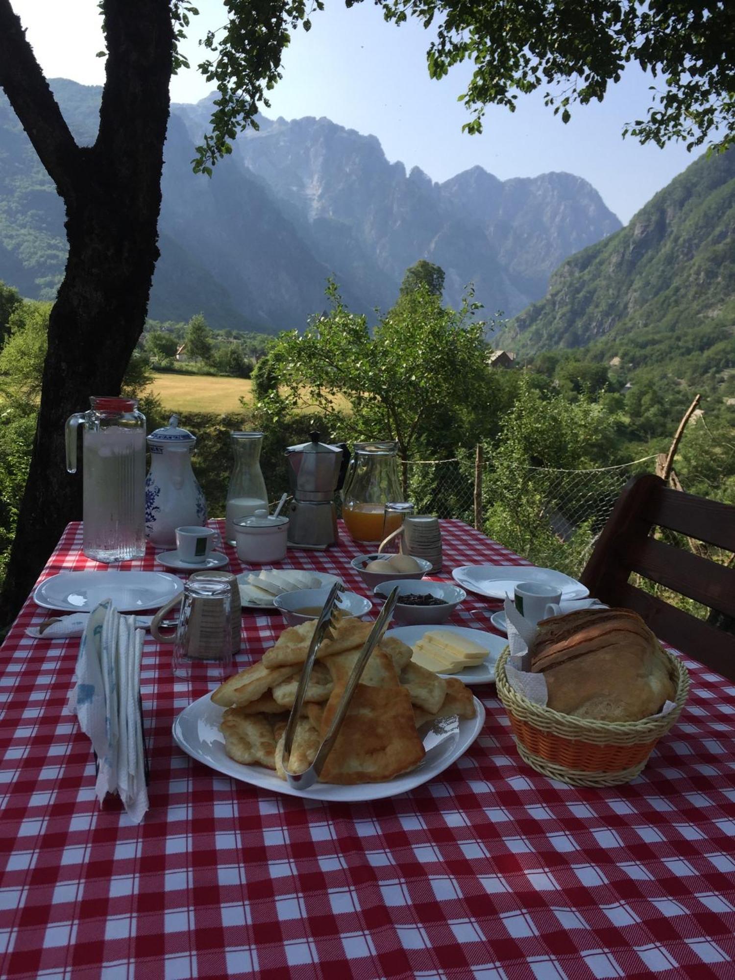 Bujtina Pllumi Theth Bed and Breakfast Eksteriør billede